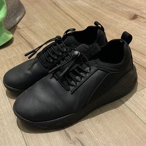 cloves (medical or work shoes)